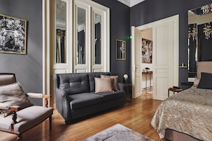 1 chambre, coffre-fort, fer et planche à repasser, lit de bébé portatif