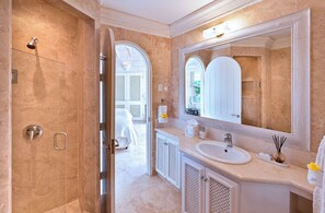 Dusche, Haartrockner, Bidet, Handtücher