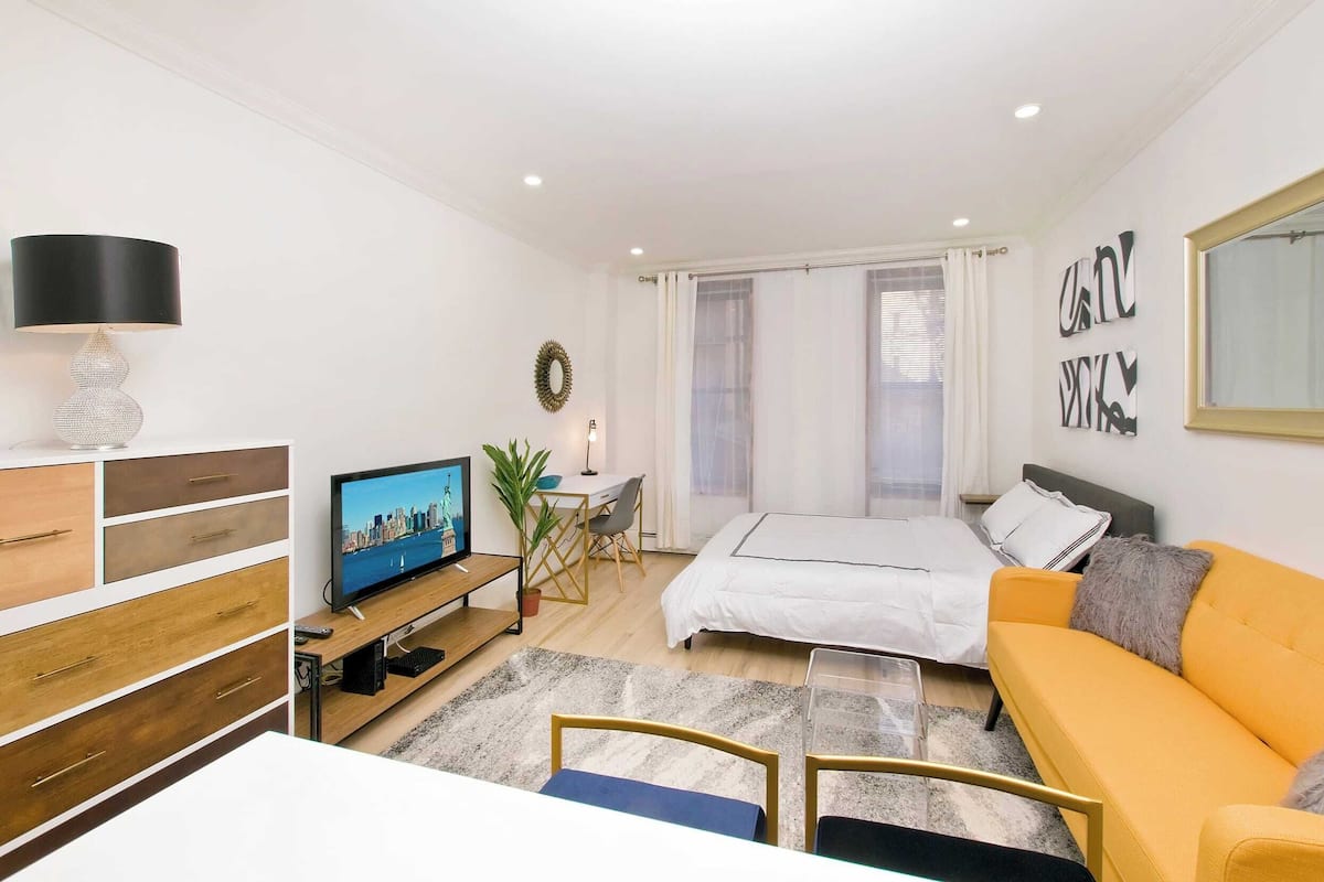 Studio, 1 Queen Bed, Non Smoking, Kitchen | Desk, laptop workspace, iron/ironing board, free WiFi