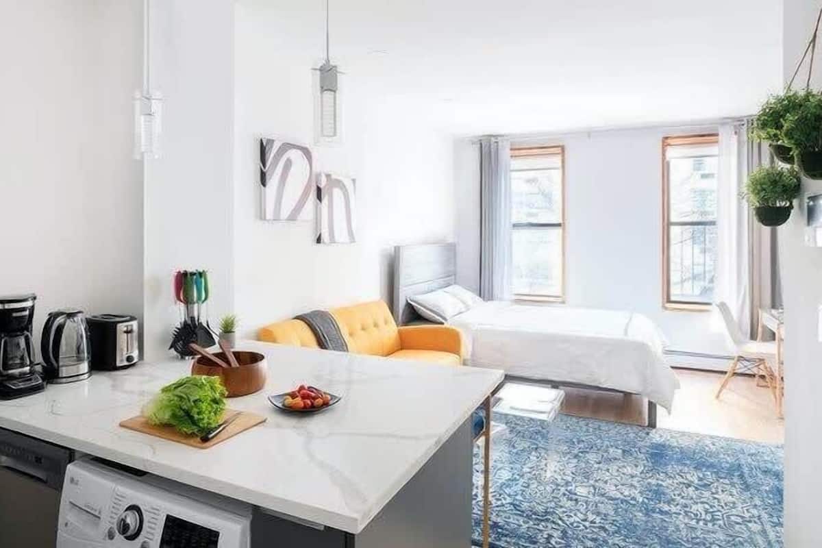 Studio, 1 Queen Bed | Desk, laptop workspace, iron/ironing board, free WiFi