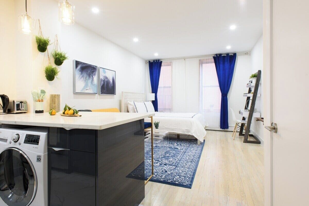 Studio, 1 Queen Bed, Non Smoking, Private Bathroom | Living area