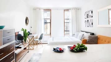 Estúdio, banheiro privativo | Escrivaninha, espaço de trabalho para notebook