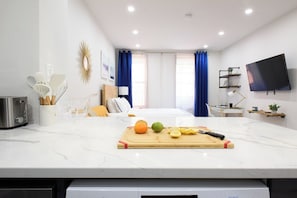 Studio, Non Smoking, Private Bathroom | Living area