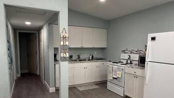 Deluxe huis, privézwembad, uitzicht op tuin | Privékeuken | Een koelkast/vriezer, een magnetron, een oven