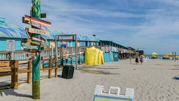 Gần bãi biển, cát trắng