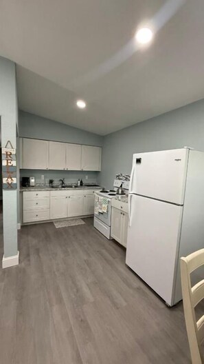 Casa Deluxe, piscina privada, vistas al jardín | Cocina privada | Frigorífico grande, microondas, horno y utensilios de cocina