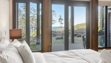 2 bedrooms, travel crib, free WiFi, bed sheets