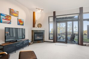 Smart TV, fireplace