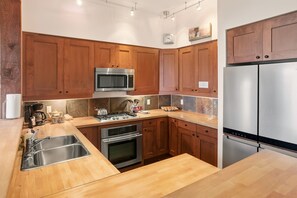 ثلاجة، ميكروويف، فرن، موقد طهي مسطح