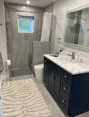 Dusche, Haartrockner, Handtücher, Seife