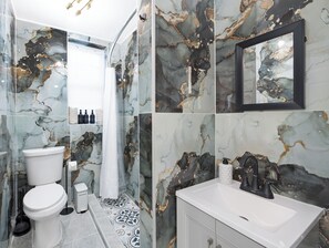 シャワー、ヘアドライヤー、タオル、石鹸