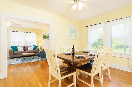 Cottage w/Hot Tub & Views. Pet Friendly!