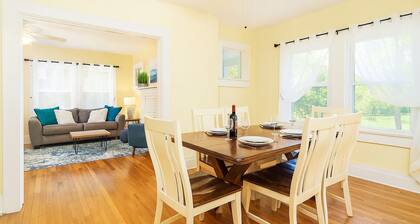 Cottage w/Hot Tub & Views. Pet Friendly!