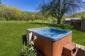 Outdoor spa tub - Private Mountain Cottage with Hot Tub, Fire Pit, and Fenced Yard Near Asheville (Mars Hill)