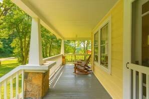 Terrace/patio - Private Mountain Cottage with Hot Tub, Fire Pit, and Fenced Yard Near Asheville (Mars Hill)