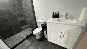 タオル、石鹸、トイレットペーパー