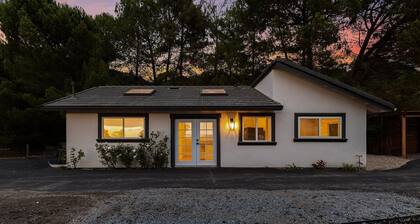 Charming 2-bedroom cottage with amazing city and mountain views