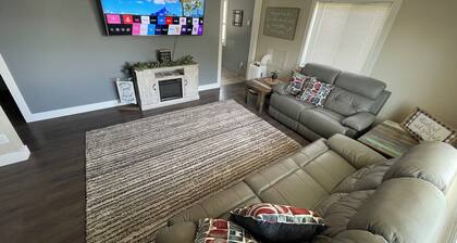 Newly remodeled cozy 2-bedroom bungalow in Orangeville with central heat and A/C