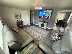 Living area - Newly remodeled cozy 2-bedroom bungalow in Orangeville with central heat and A/C (Orangeville)