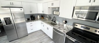 Newly remodeled cozy 2-bedroom bungalow in Orangeville with central heat and A/C