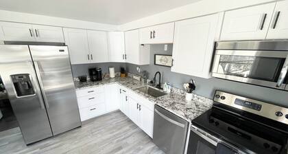Newly remodeled cozy 2-bedroom bungalow in Orangeville with central heat and A/C