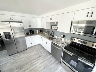 Newly remodeled cozy 2-bedroom bungalow in Orangeville with central heat and A/C