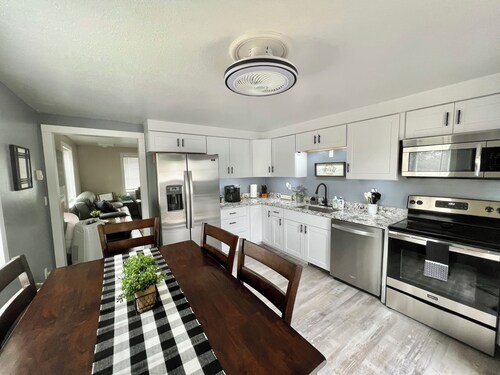 Newly remodeled cozy 2-bedroom bungalow in Orangeville with central heat and A/C