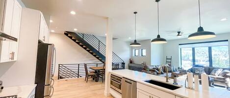 Kühlschrank, Mikrowelle, Ofen, Herdplatte