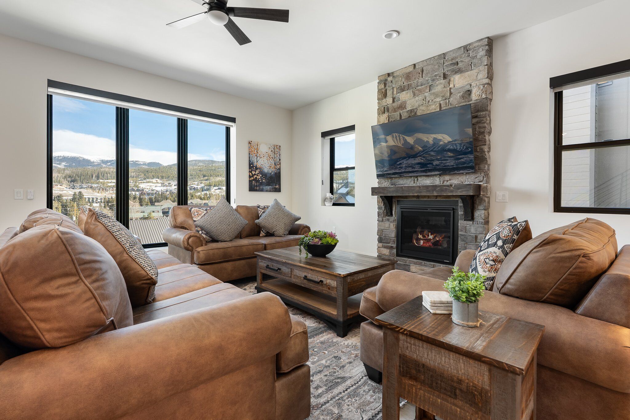 Smart-tv, een open haard en een stereo