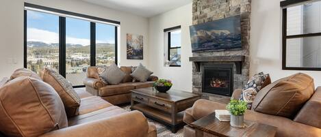 Smart-TV, Kamin, Stereoanlage