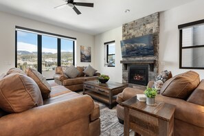 Smart TV, fireplace, stereo