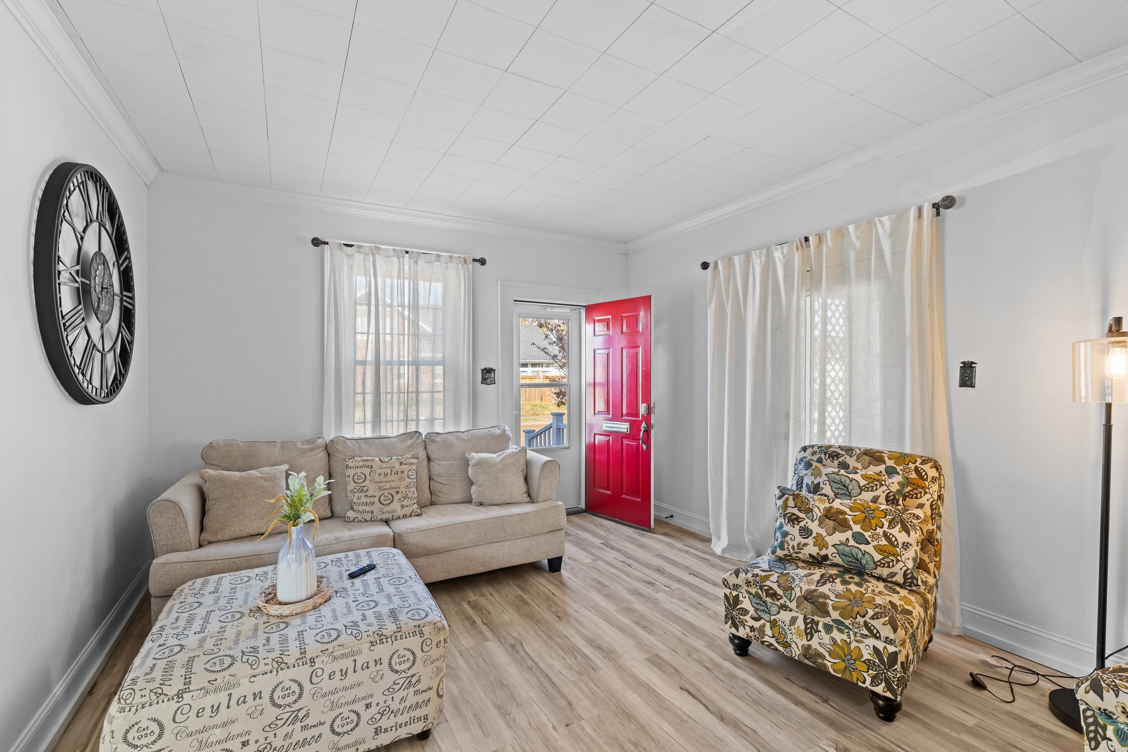 Älytelevisio, takka, kirjoja