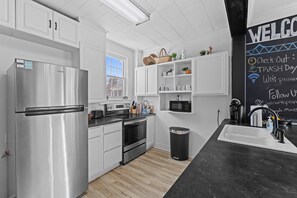 Frigorifero, microonde, forno, piano cottura