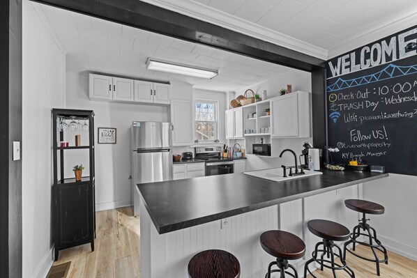 Kjøleskap, mikrobølgeovn, ovn og kokeplater