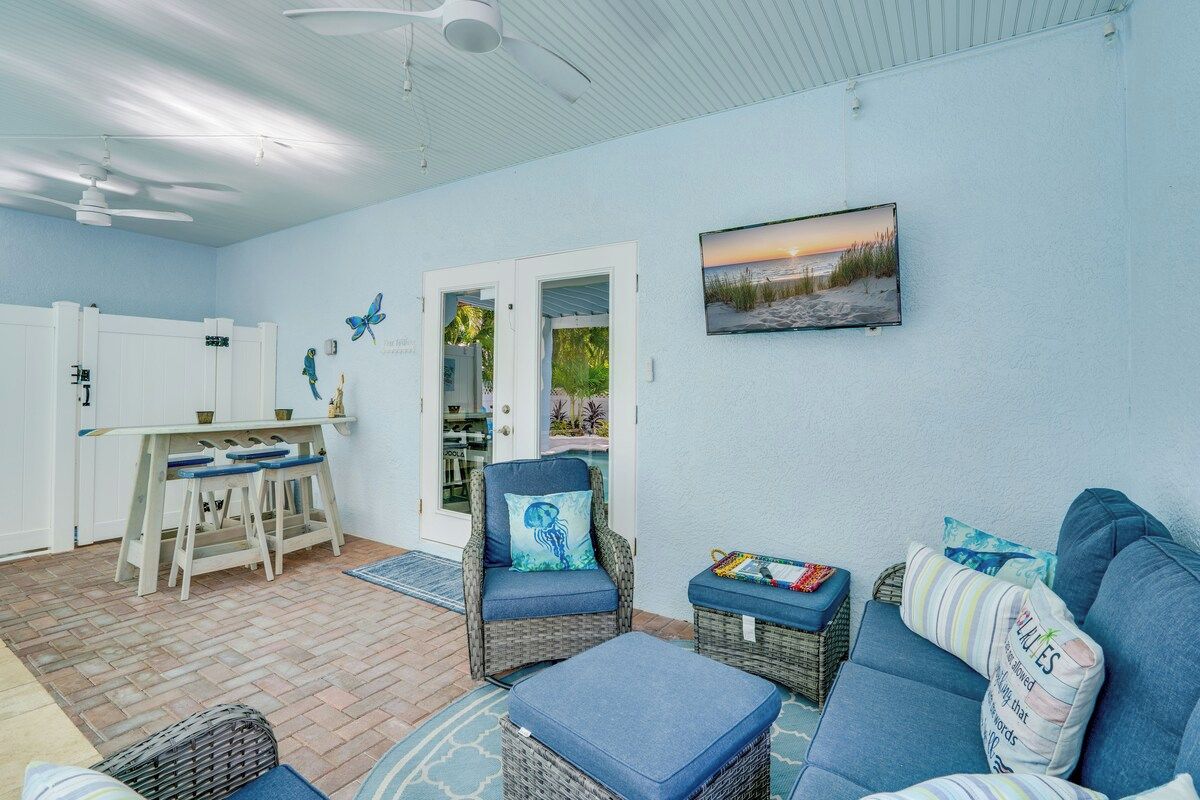 Ein Zimmer mit Essbereich, einer Sitzecke inklusive Sofa und Sesseln sowie einem an der Wand befestigten Bild.