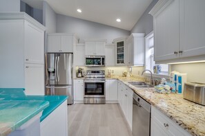 Kjøleskap, mikrobølgeovn, ovn og kokeplater