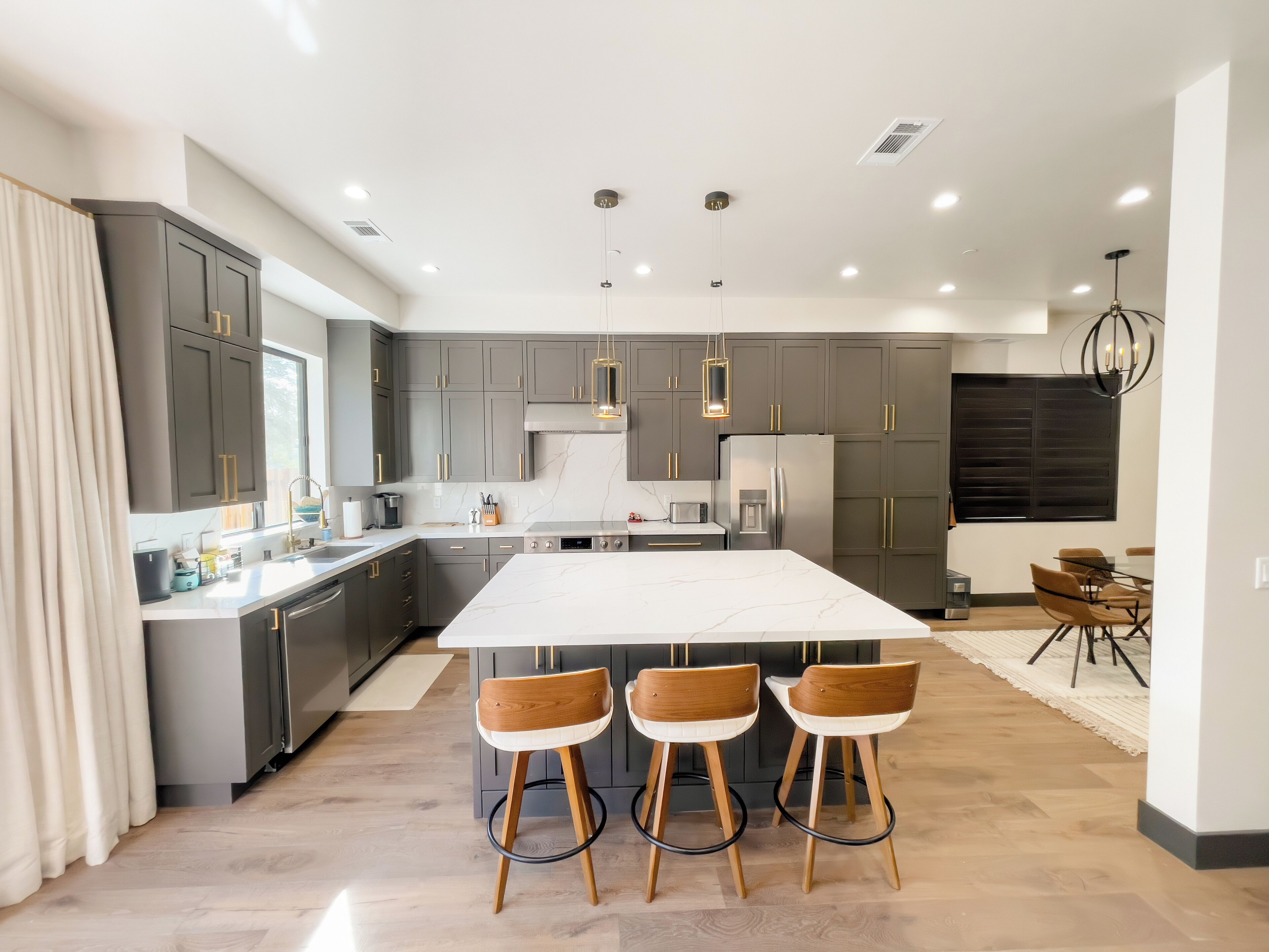 Microondas, horno, parrilla de estufa y lavavajillas 