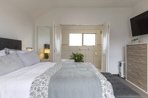 2 bedrooms, iron/ironing board, WiFi, bed sheets - Tui Apartment near the Lake - modern, central to everything and 1 minute walk from lake (Taupō)
