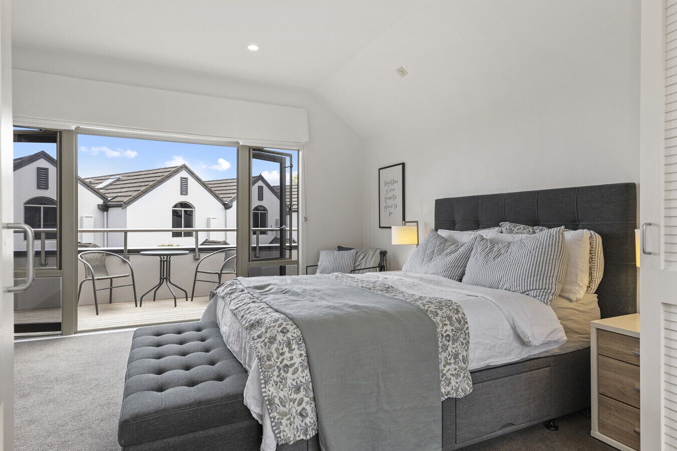 2 عدّة غرف نوم ومكواة/لوح كي وواي فاي وملاءات أسرّة