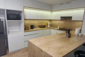 Microwave, dishwasher, coffee/tea maker, electric kettle