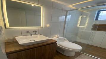 Douche, serviettes fournies, savon, shampoing