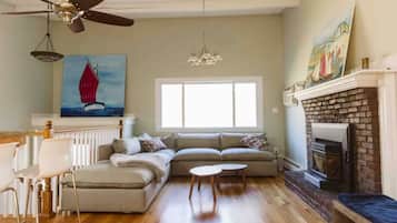 Smart TV, chimenea, libros y estéreo