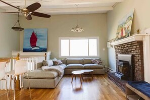 Smart TV, chimenea, libros y estéreo