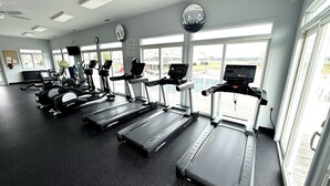 Una palestra con tapis roulant, cyclette ed ellittiche.