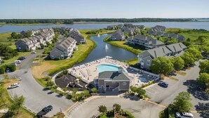 Un quartiere residenziale con case, una piscina e un lago.