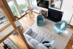 Smart TV, fireplace, books