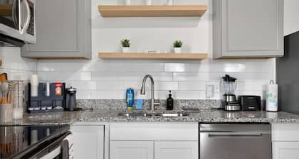 Stylish Home- Mins to St Josephs Hospital & DT