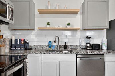 Stylish Home- Mins to St Josephs Hospital & DT