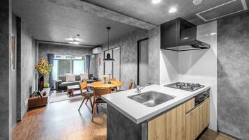 Kühlschrank, Mikrowelle, Herdplatte, Kochgeschirr/Geschirr/Besteck