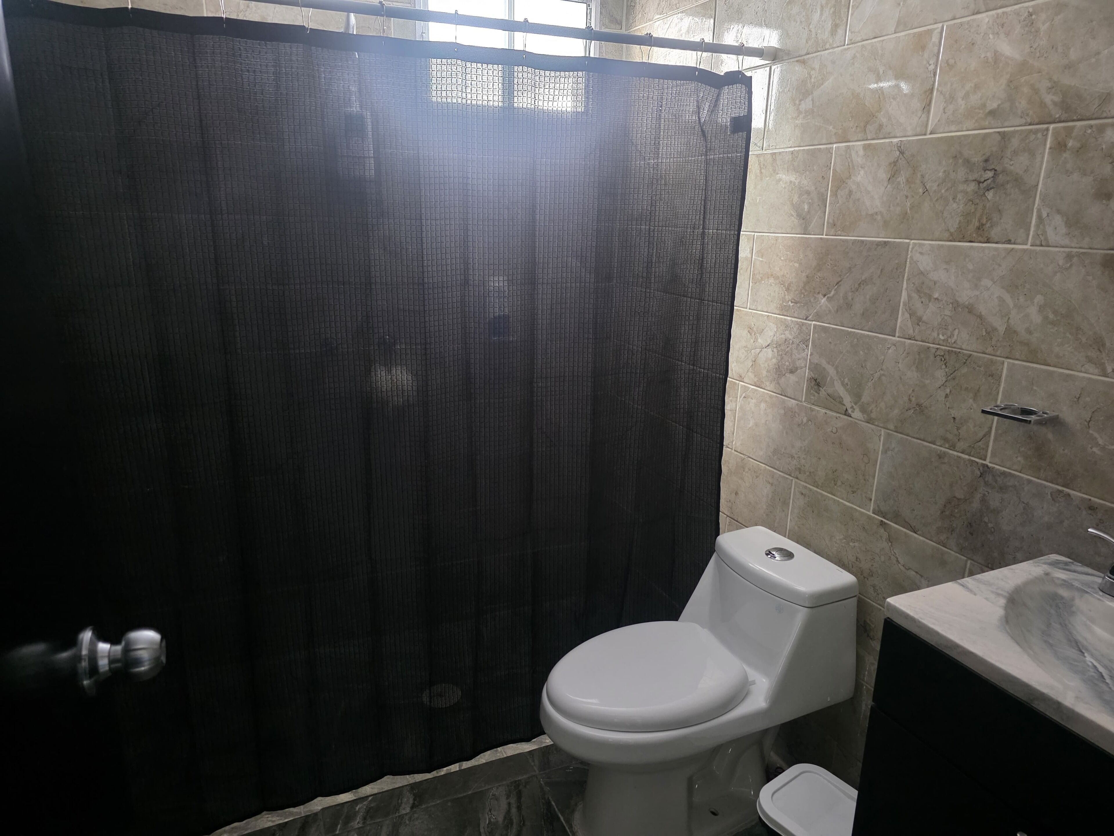 Ducha, toallas, jabón, papel higiénico